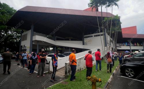 ORANG RAMAI MEMBUAT PERSIAPAN HARI RAYA AIDILFITRI