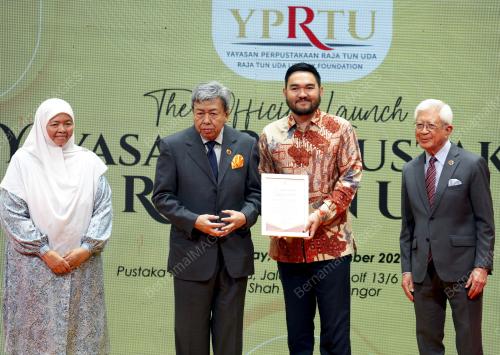SULTAN SHARAFUDDIN IDRIS SHAH
