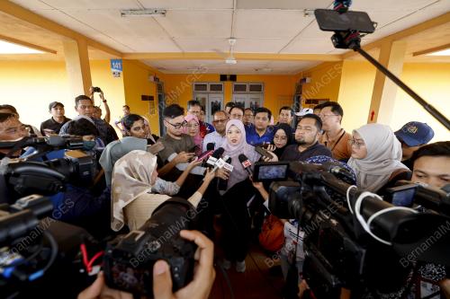 FADHLINA SIDEK