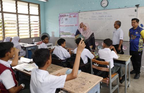 FADHLINA SIDEK