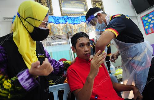REMAJA OKU MENERIMA SUNTIKAN VAKSIN COVID-19
