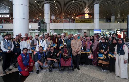 OKU PENGLIHATAN MENUNAIKAN UMRAH