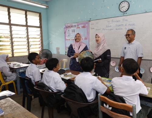 FADHLINA SIDEK