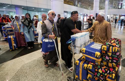 OKU PENGLIHATAN MENUNAIKAN UMRAH