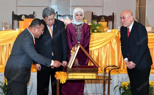 SULTAN SELANGOR SULTAN SHARAFUDDIN IDRIS SHAH