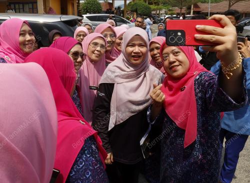 FADHLINA SIDEK