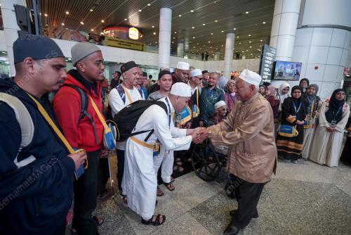 OKU PENGLIHATAN MENUNAIKAN UMRAH