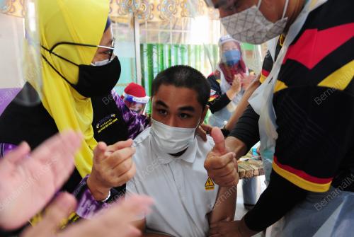 REMAJA OKU MENERIMA SUNTIKAN VAKSIN COVID-19