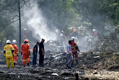UNIT FORENSIK LAKUKAN SIASATAN DI LOKASI PESAWAT TERHEMPAS