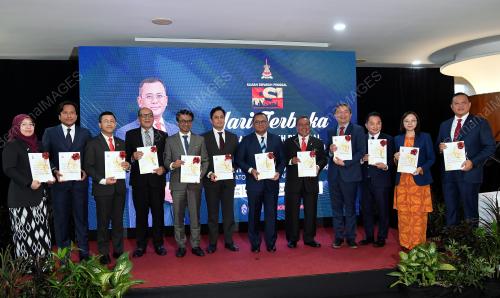 DATUK SERI AMIRUDIN SHARI