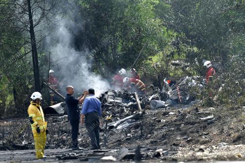 UNIT FORENSIK LAKUKAN SIASATAN DI LOKASI PESAWAT TERHEMPAS