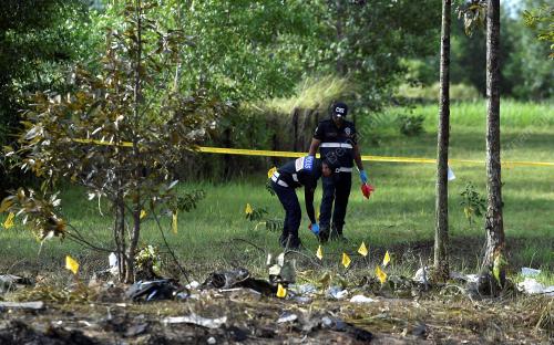 UNIT FORENSIK LAKUKAN SIASATAN DI LOKASI PESAWAT TERHEMPAS