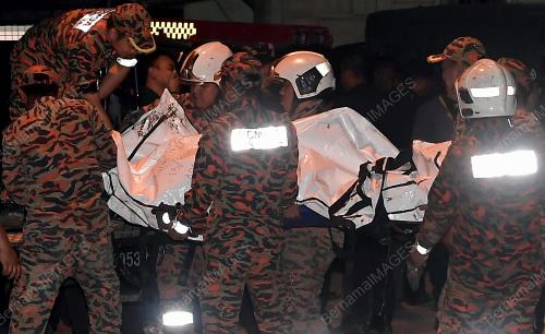 ANGGOTA BOMBA BAWA KELUAR MAYAT