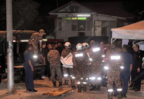 ANGGOTA BOMBA BAWA KELUAR MAYAT