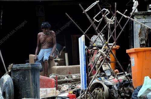 MANGSA BANJIR MULA MENGEMAS RUMAH
