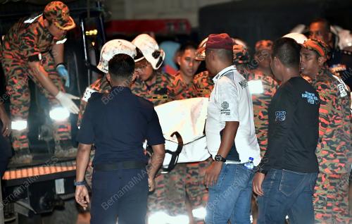ANGGOTA BOMBA BAWA KELUAR MAYAT
