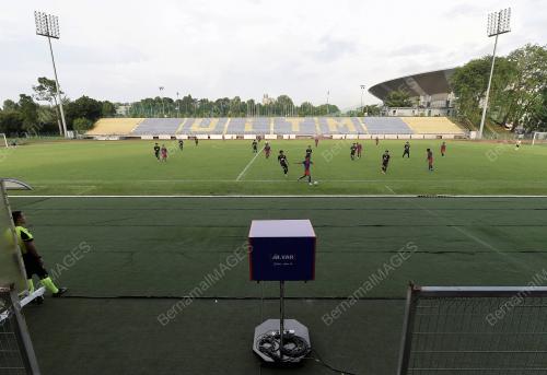 SIMULASI PERLAWANAN MENGGUNAKAN VAR