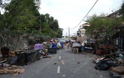 MANGSA BANJIR MULA MENGEMAS RUMAH