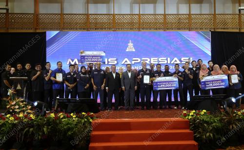 DATUK SERI AMIRUDIN SHARI