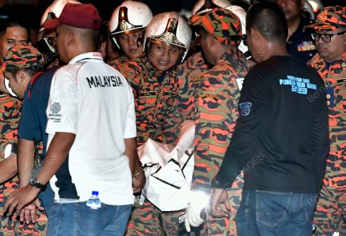 ANGGOTA BOMBA BAWA KELUAR MAYAT