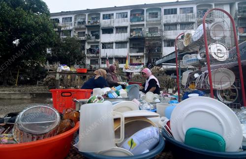 MANGSA BANJIR MULA MENGEMAS RUMAH
