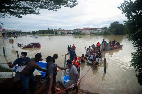 BOMBA DAN ORANG AWAM MENYELAMATKAN MANGSA BANJIR