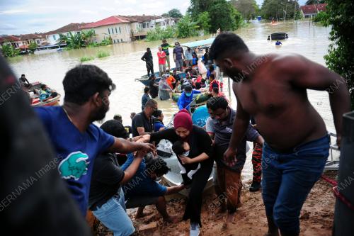 BOMBA DAN ORANG AWAM MENYELAMATKAN MANGSA BANJIR