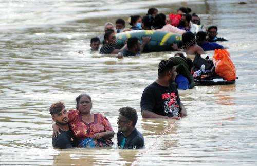 BOMBA DAN ORANG AWAM MENYELAMATKAN MANGSA BANJIR