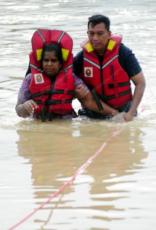 BOMBA DAN ORANG AWAM MENYELAMATKAN MANGSA BANJIR