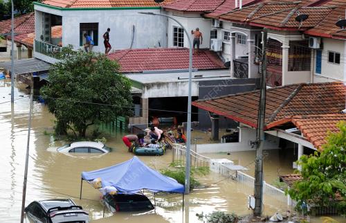 BOMBA DAN ORANG AWAM MENYELAMATKAN MANGSA BANJIR