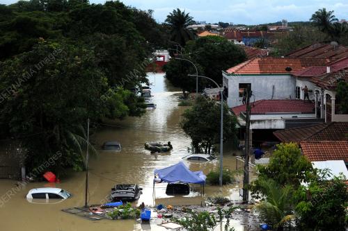 BOMBA DAN ORANG AWAM MENYELAMATKAN MANGSA BANJIR