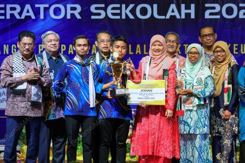 FADHLINA SIDEK