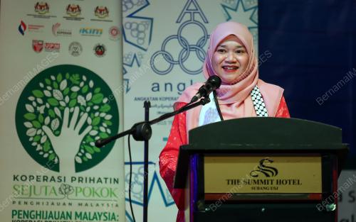 FADHLINA SIDEK