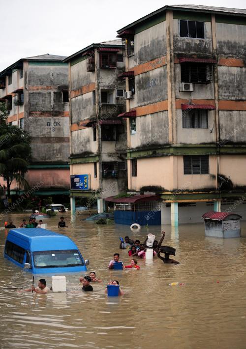 MANGSA BANJIR REDAH AIR UNTUK MENDAPATKAN BEKALAN MAKANAN