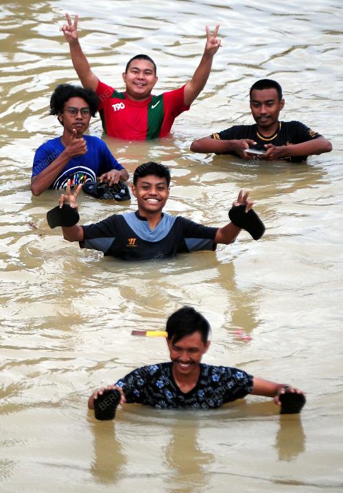 MANGSA BANJIR REDAH AIR UNTUK MENDAPATKAN BEKALAN MAKANAN