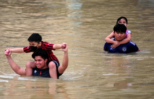 MANGSA BANJIR REDAH AIR UNTUK MENDAPATKAN BEKALAN MAKANAN