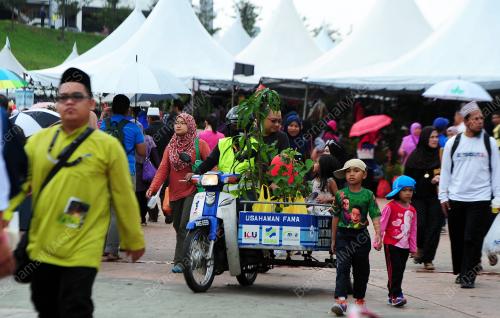 SG61_02122016_MAHA_PENGUNJUNG