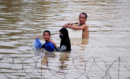 MANGSA BANJIR REDAH AIR UNTUK MENDAPATKAN BEKALAN MAKANAN