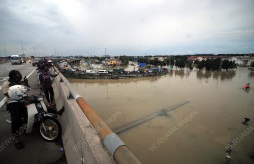KEADAAN BANJIR KILAT DI SEKSYEN 25 SHAH ALAM