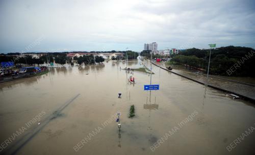 KEADAAN BANJIR KILAT DI SEKSYEN 25 SHAH ALAM