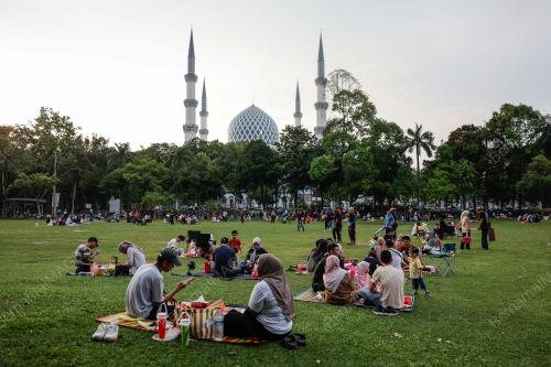 BERBUKA PUASA DI DATARAN KEMERDEKAAN