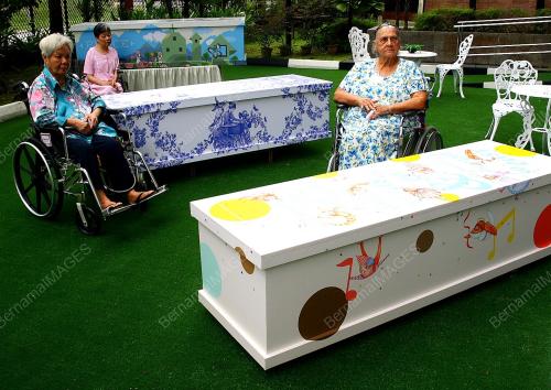 HAPPY COFFINS