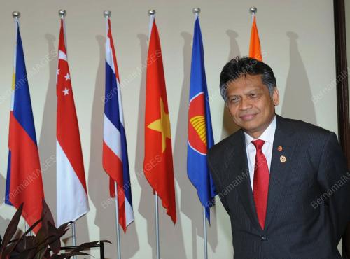 DR SURIN PITSUWAN