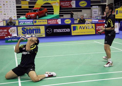 JUARA BERGU AVIVA SINGAPURA