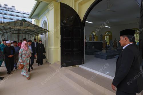 TUNKU HAJAH AZIZAH AMINAH MAIMUNAH ISKANDARIAH