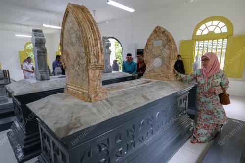 TUNKU HAJAH AZIZAH AMINAH MAIMUNAH ISKANDARIAH