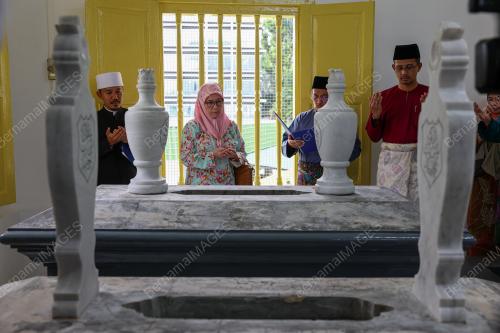 TUNKU HAJAH AZIZAH AMINAH MAIMUNAH ISKANDARIAH