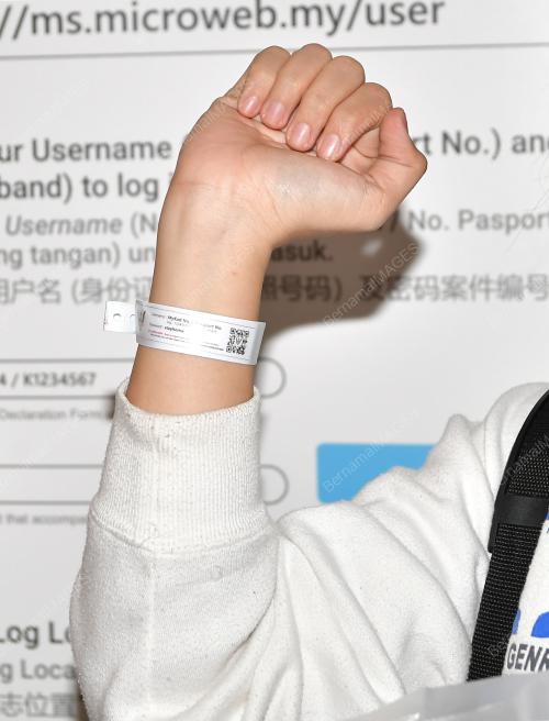 PELAJAR PAKAI ALAT PENJEJAKAN DIGITAL