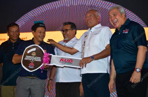 DATUK SERI MAHDZIR KHALID