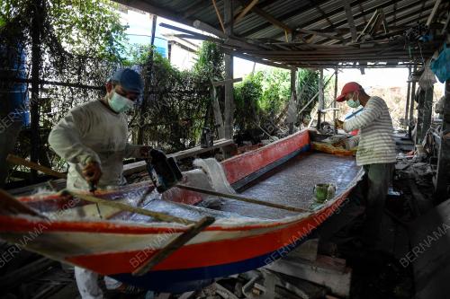 PEMBUATAN BOT FIBER DI PULAU BRUIT, SARAWAK